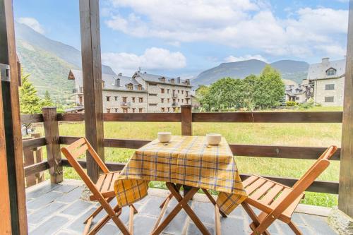 Linsoles Apartment | Charming Pyrenean Flat with Terrace, Views & Pool