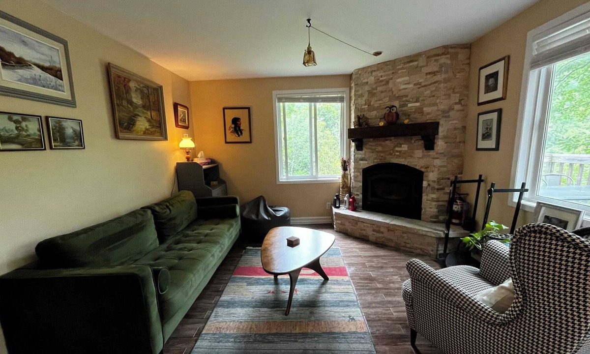 Val-des-Monts House | Charming & quaint cottage overlooking Lac McArthur