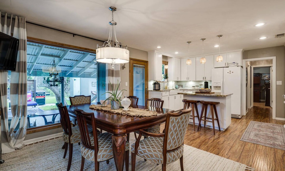 Austin House | Charming ranch house near wedding venues,wineries, breweries, HEB, Austin Zoo
