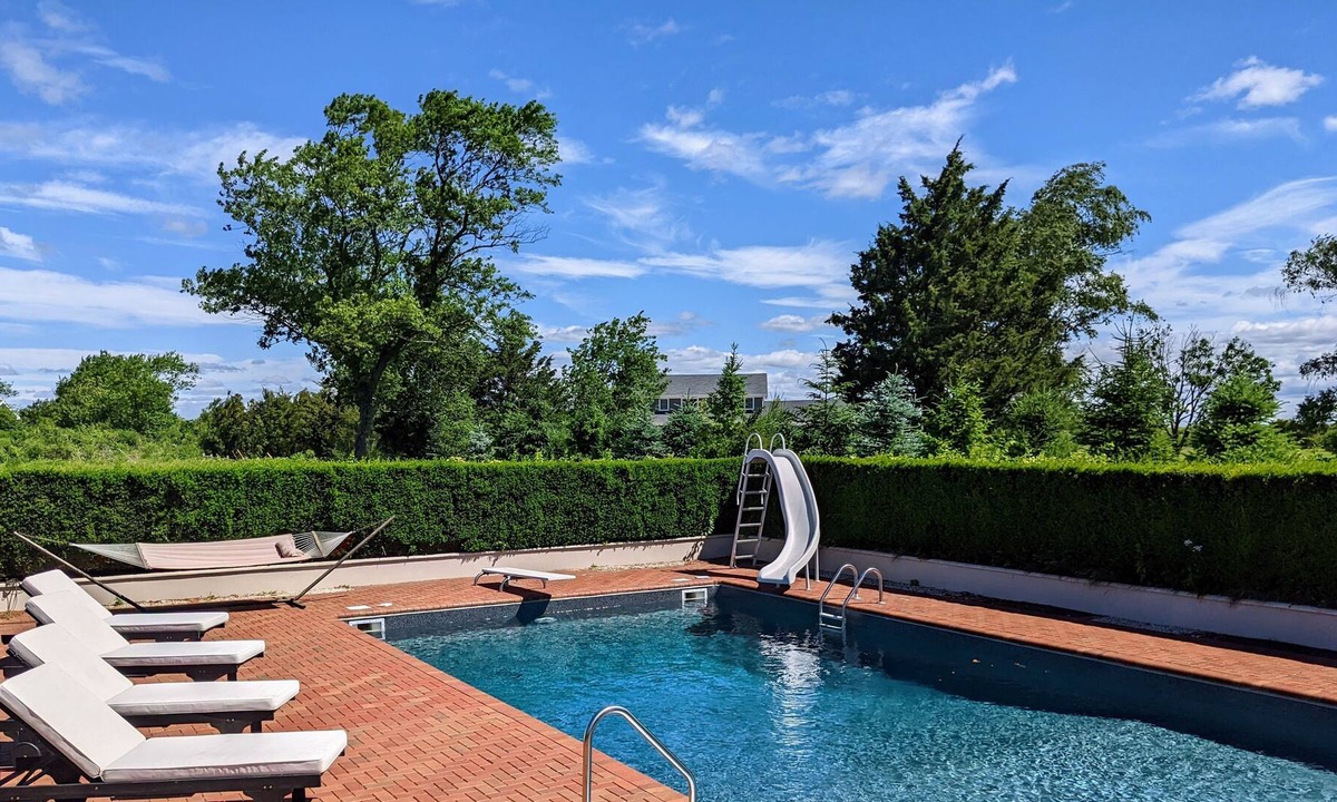 Orient House | Charming ranch house with pool, steps to beach