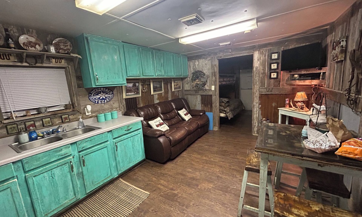 Duval County Other | Charming Ranch Retreat: Cozy 2-Bedroom Sleeps 9!
