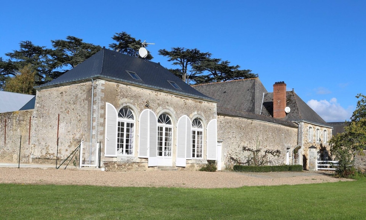 Longuefuye Cottage | Charming Relais de Chasse XVIII, heated indoor pool optional (Apr Oct)