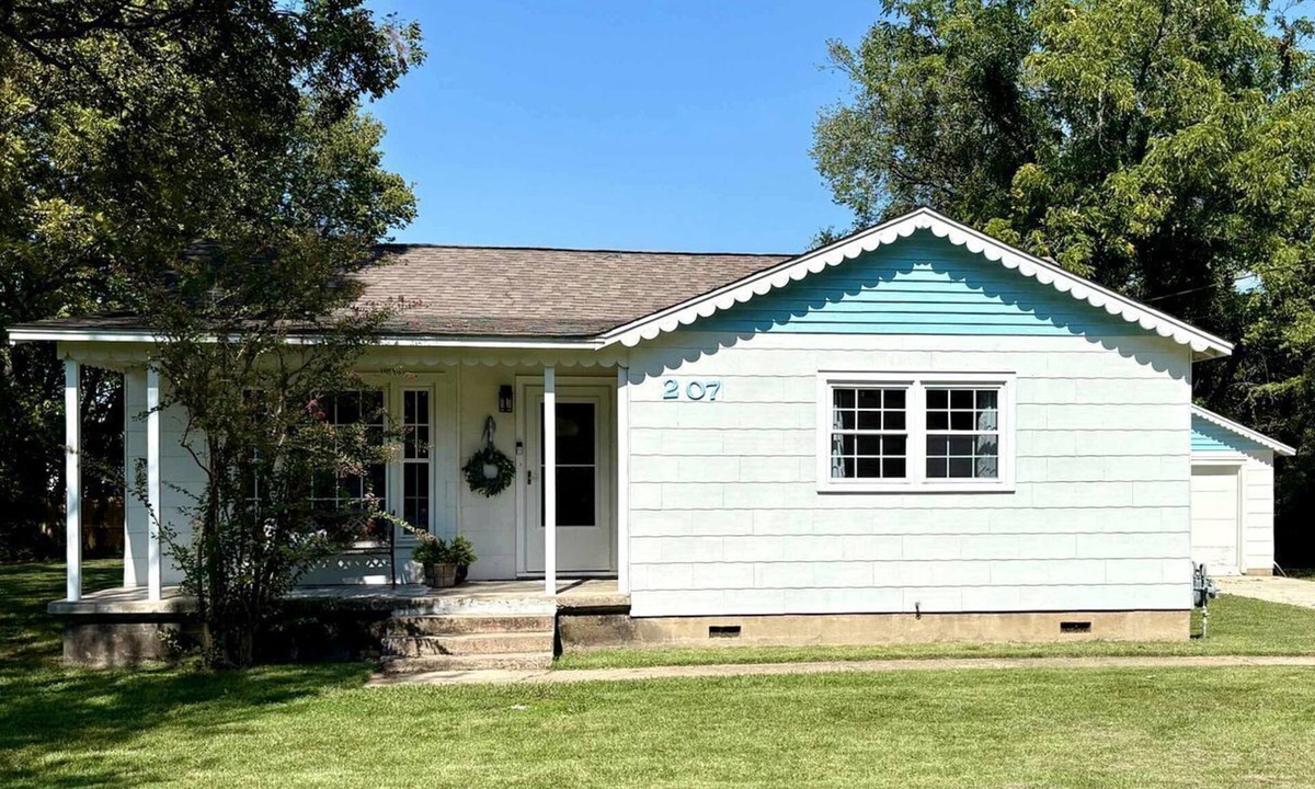 Siloam Springs House | Charming Renovated Home with Spacious Yard near Downtown Siloam Springs, Arkansas