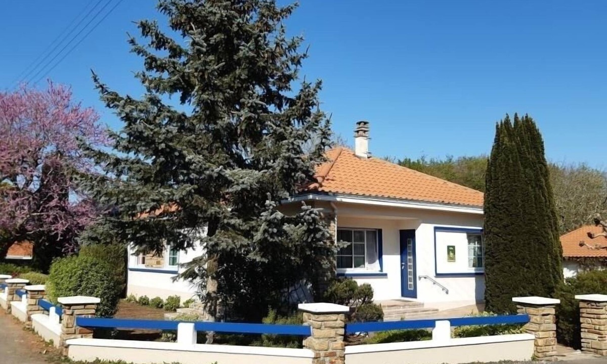 Machecoul Cottage | Charming Renovated Family Home, Close to Sea with Garden, Ping-Pong, and Fireplace