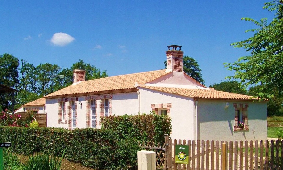 La Garnache Cottage | Charming Renovated Cottage with Terrace, Garden & WiFi - 3 Bedrooms, Sleeps 6