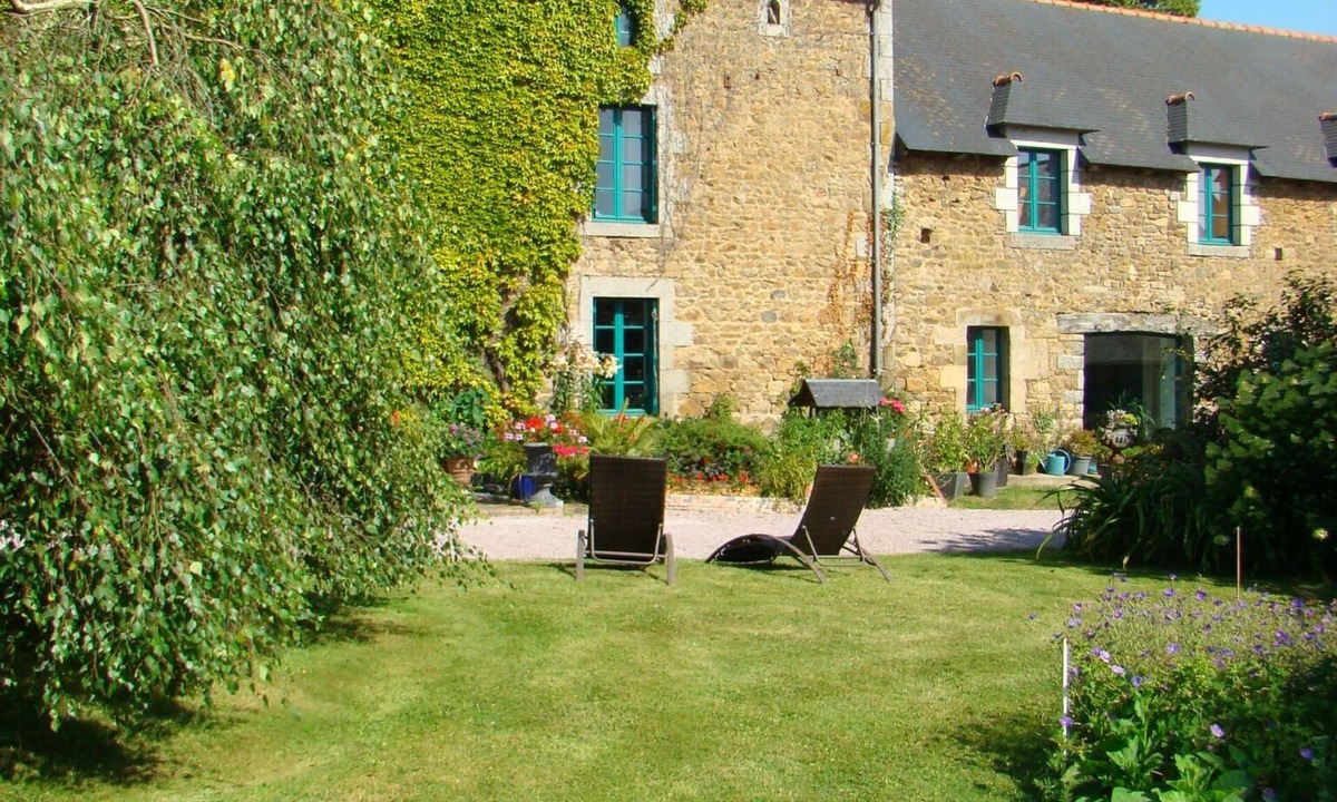 Saint-Donan House | Charming residence with adjoining park and parking.