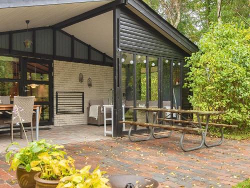 Farvang House | Charming Retreat by River