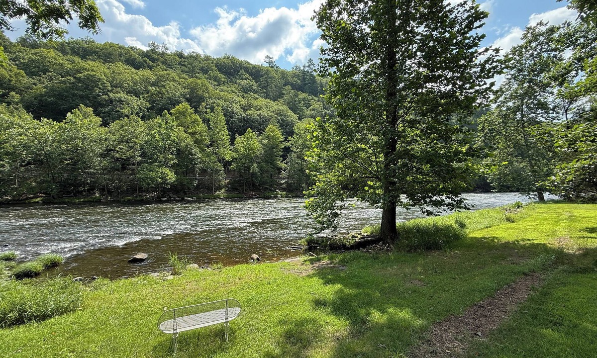 Rowland House | Charming RIVER FRONT camper RV with AC by Lackawaxen River