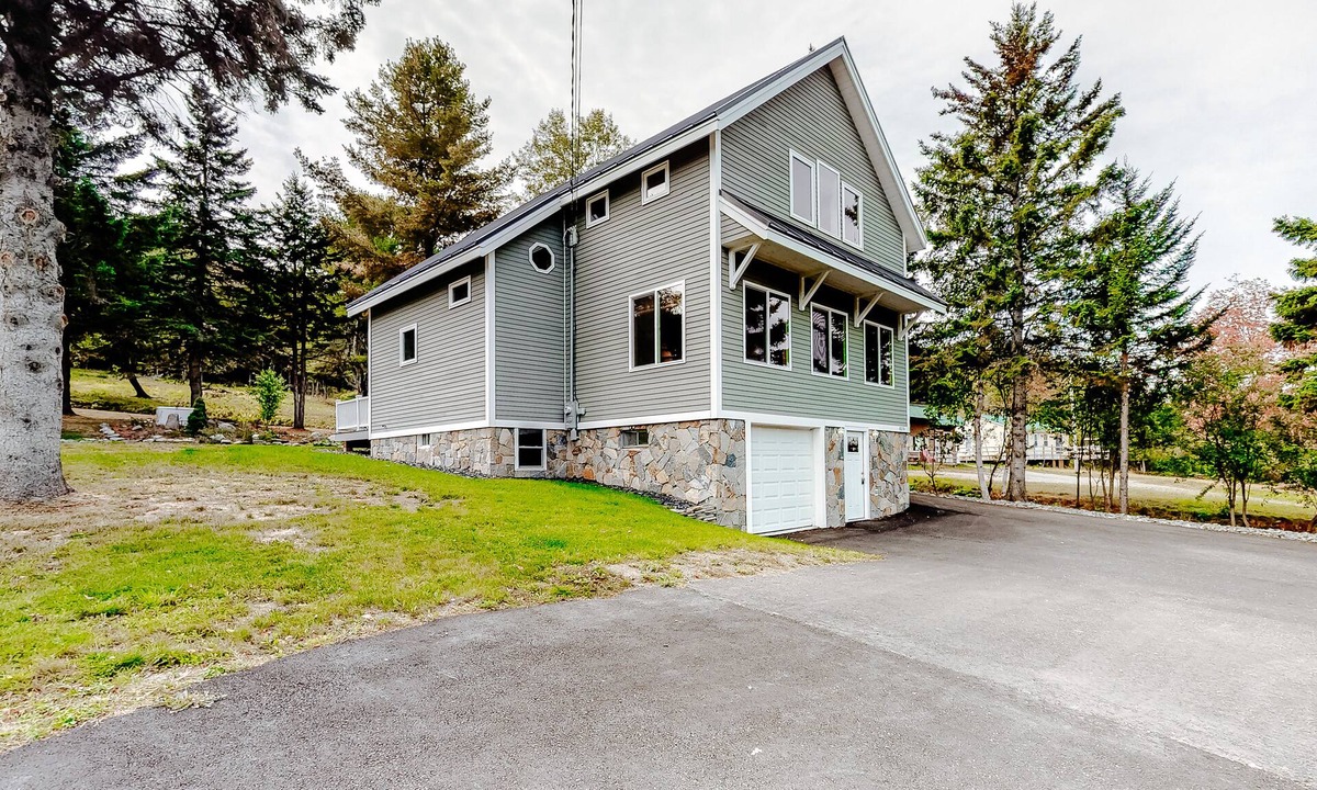 Rockwood House | Charming riverfront home with mountain views & private dock