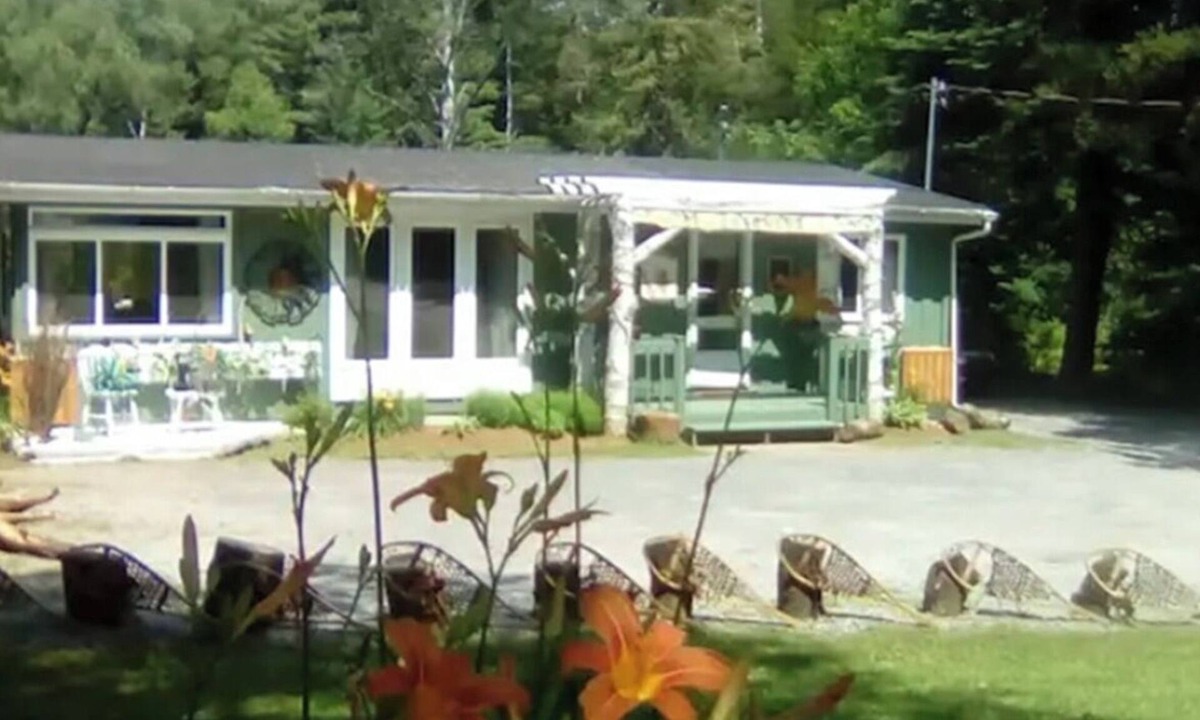 Riviere-Rouge Ski Chalet | Charming riverside cottage