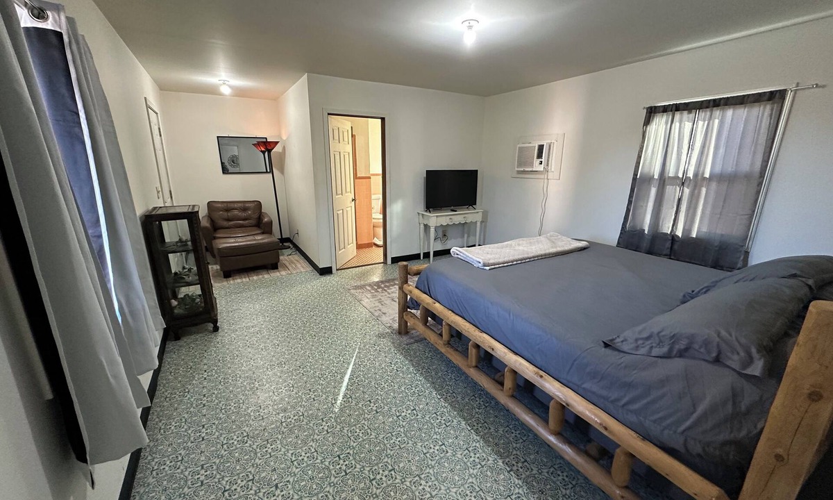 Isabella Cabin | Charming roadside motel and bar & grill in Copperhill