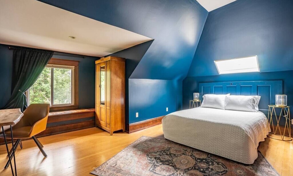 Broadway Hotel | Charming Room in Historic BnB - Rm6