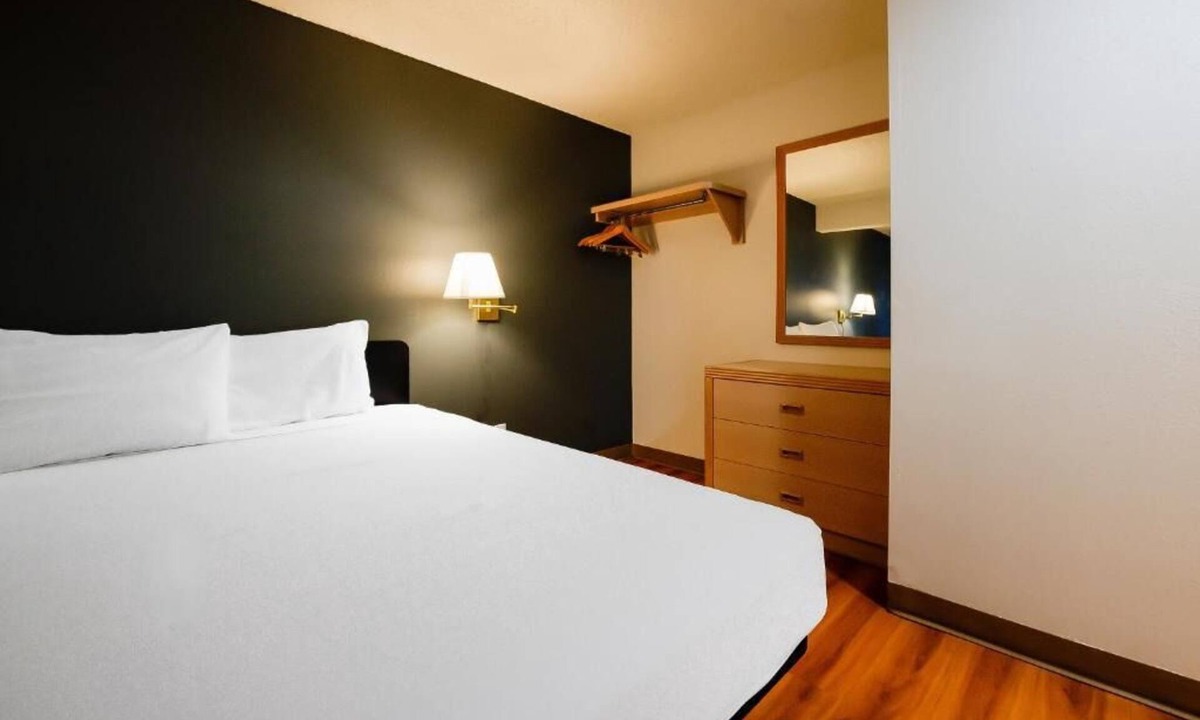 Hermiston Hotel | Charming Room w/Kitchenette — Stylish Downtown Hermiston Stay