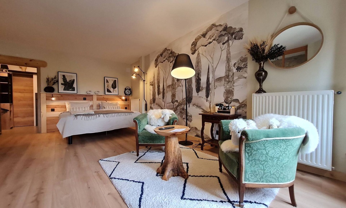 Pierrepont Bed & Breakfast | Charming room with private bathroom and lounge area