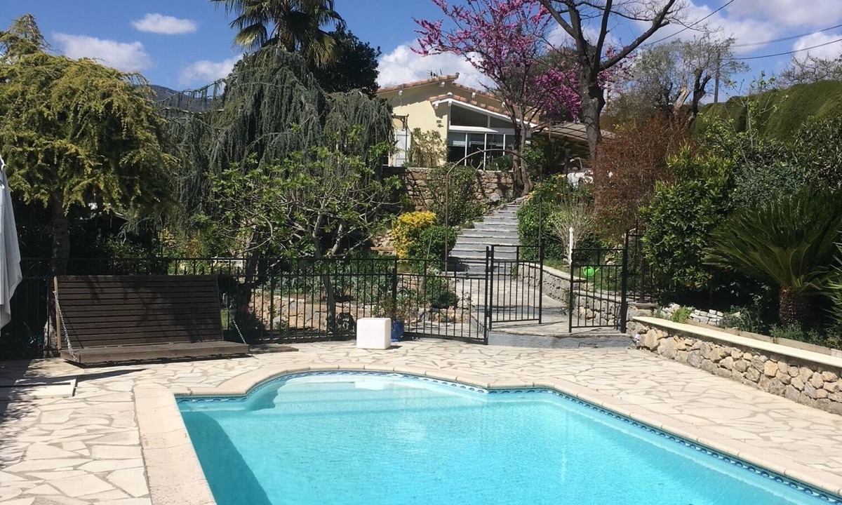 Le Plan-de-Grasse Bed & Breakfast | Charming room with swimming pool