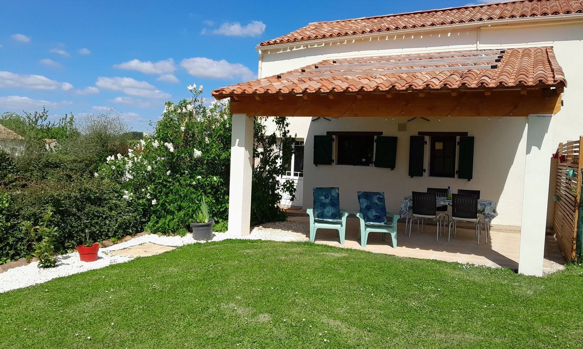 Saint-Valerien Cottage | Charming rural gite set in its own garden in the beautiful Vendee