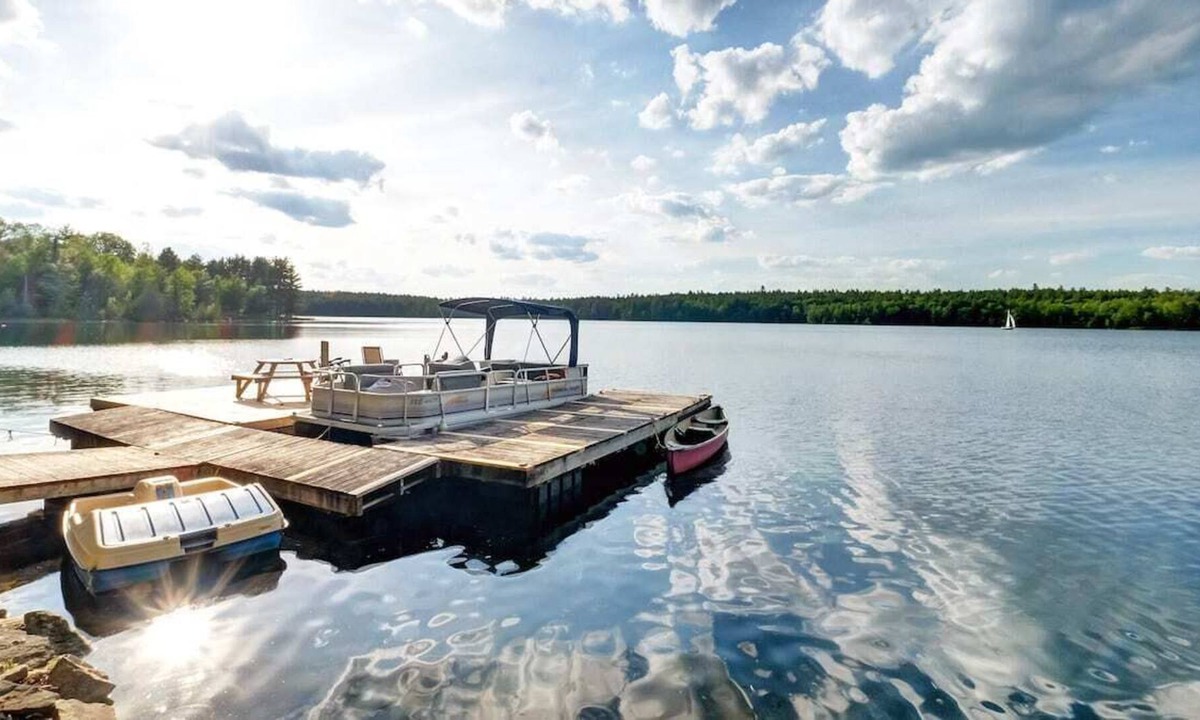 Lanark Highlands House | Charming, rustic lake house on beautiful Sunset Bay on White Lake - Pet friendly