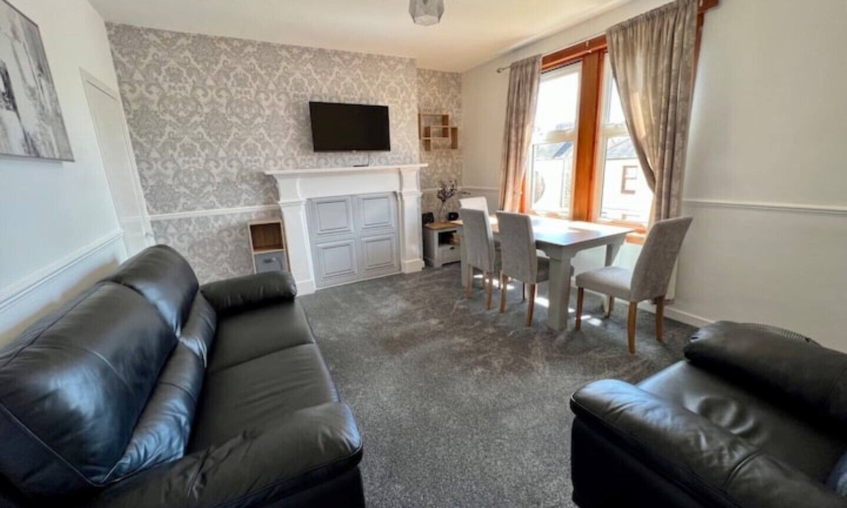 Broughty Ferry Apartment | Charming Seaside home. sleeps 4 with free parking