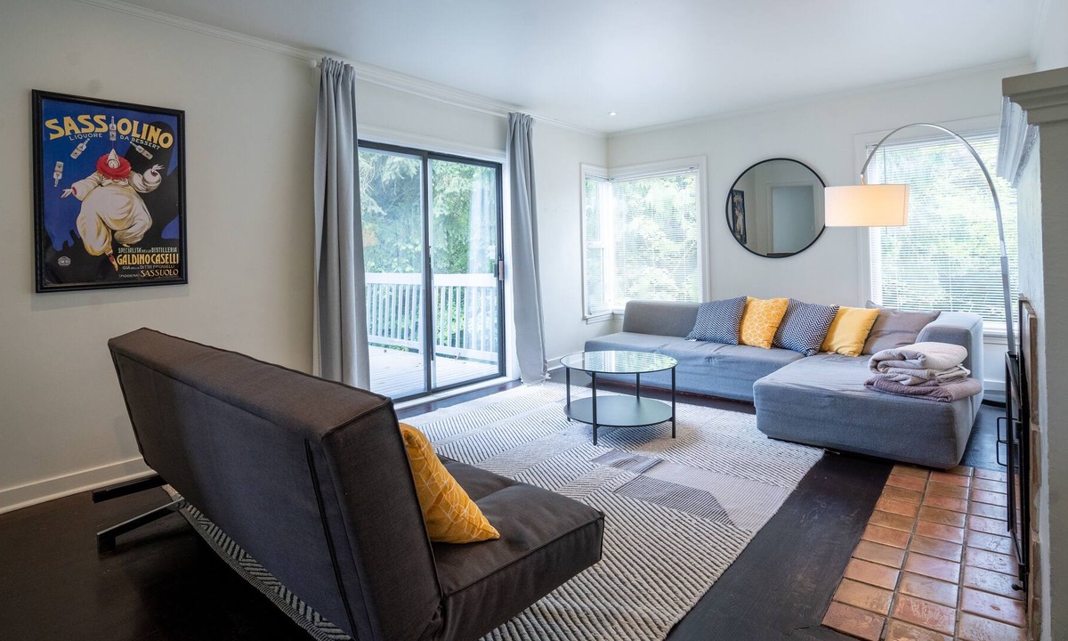 Cedar Heights House | Charming Seattle House with Detach Studio Lake View