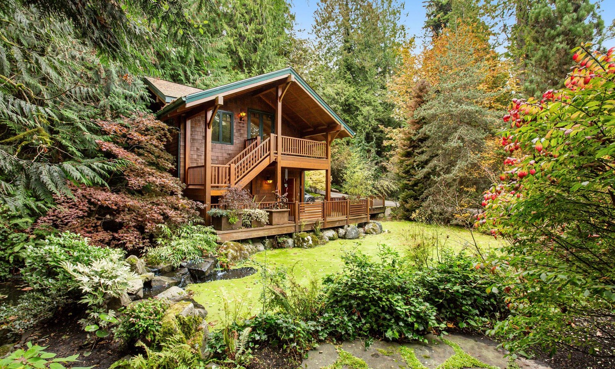 Rollingbay Apartment | Charming secluded studio with mountain view, fast WiFi, fireplace, large deck