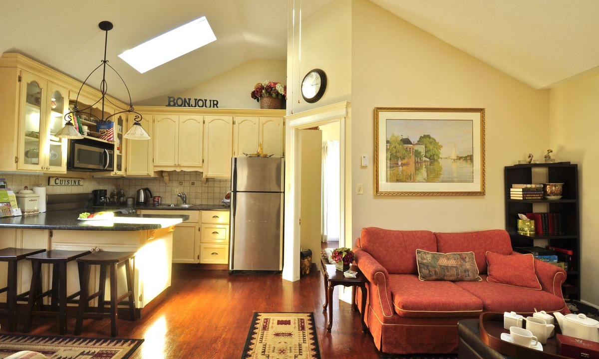 Historic Old Town Cottage | Charming Self-Contained Guest Cottage in Old Town Niagara-on-the-lake.
