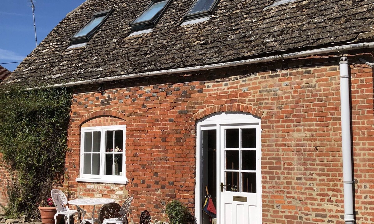 Faringdon Cottage | Charming self contained cottage in rural location