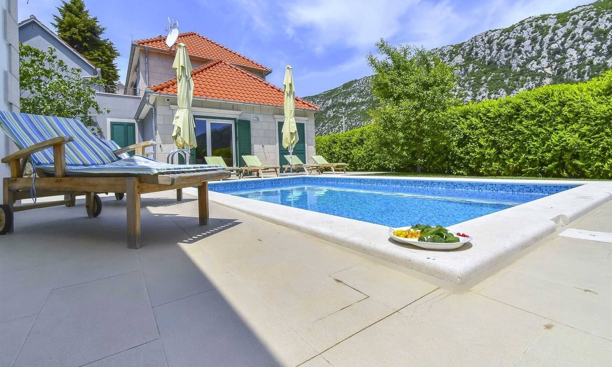 Tucepi Villa | Charming serene 3-BR pet-friendly Villa for 6 with heated pool