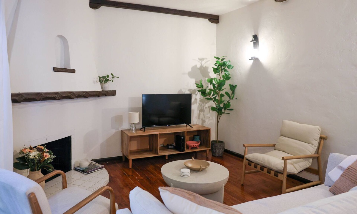 Beachwood Canyon Apartment | Charming Serviced 2 Bedroom in Hollywood. Right below Hollywood Sign- NATIVE