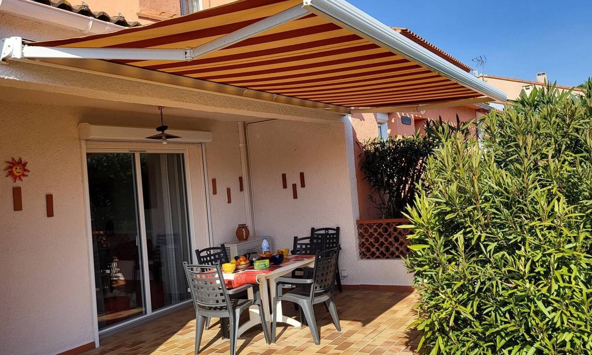 Les Arenes House | Charming single-story villa with 3 bedrooms, tastefully decorated, beautiful exterior.
