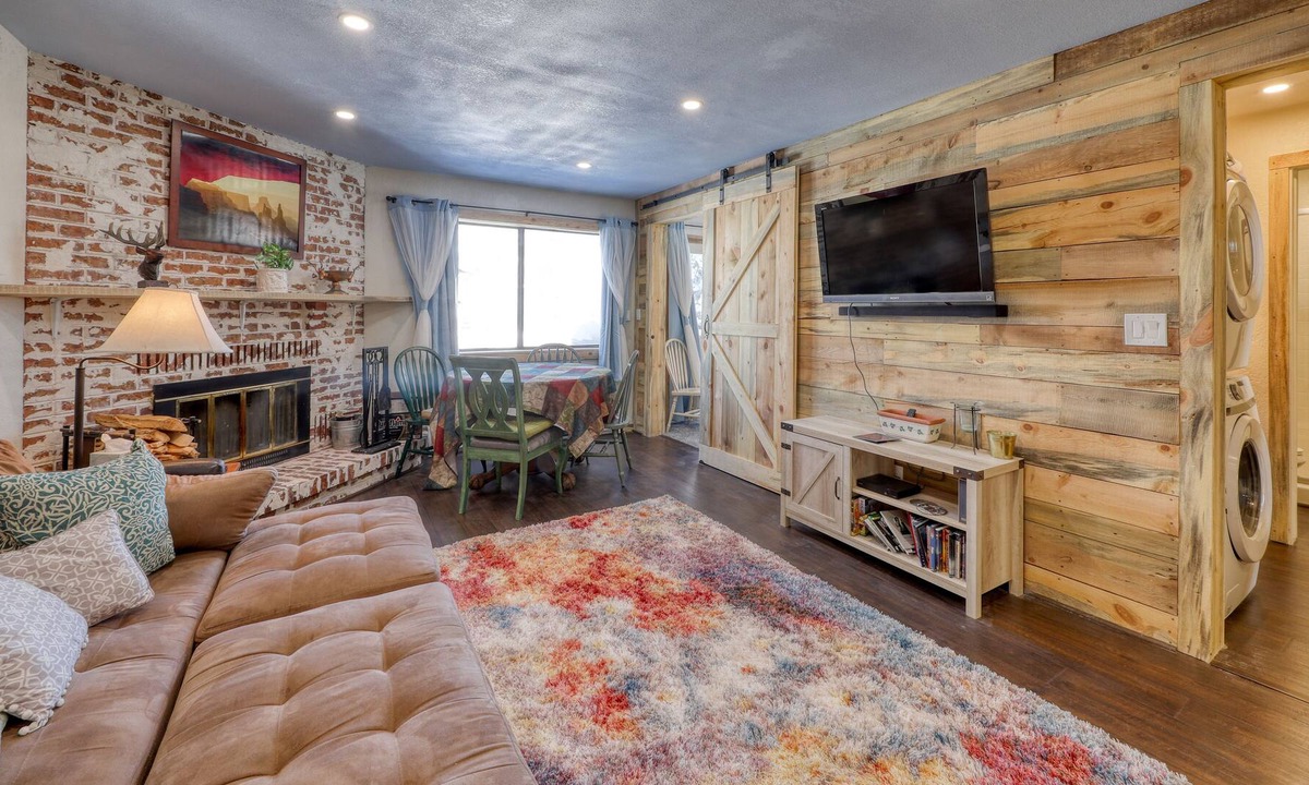 Brian Head Condo | Charming ski condo near slopes with balcony, mountain views, and fireplace