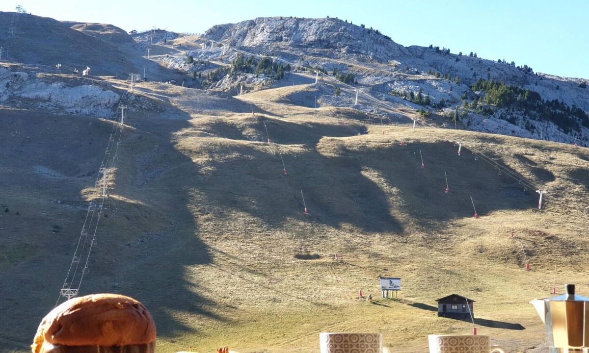 Candanchu Apartment | Charming ski-in apartment with private garage