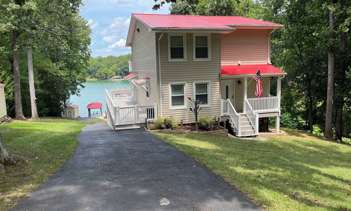 Huddleston House | Charming SML lake front 3-bedroom house with WiFi and AC in beautiful Huddleston