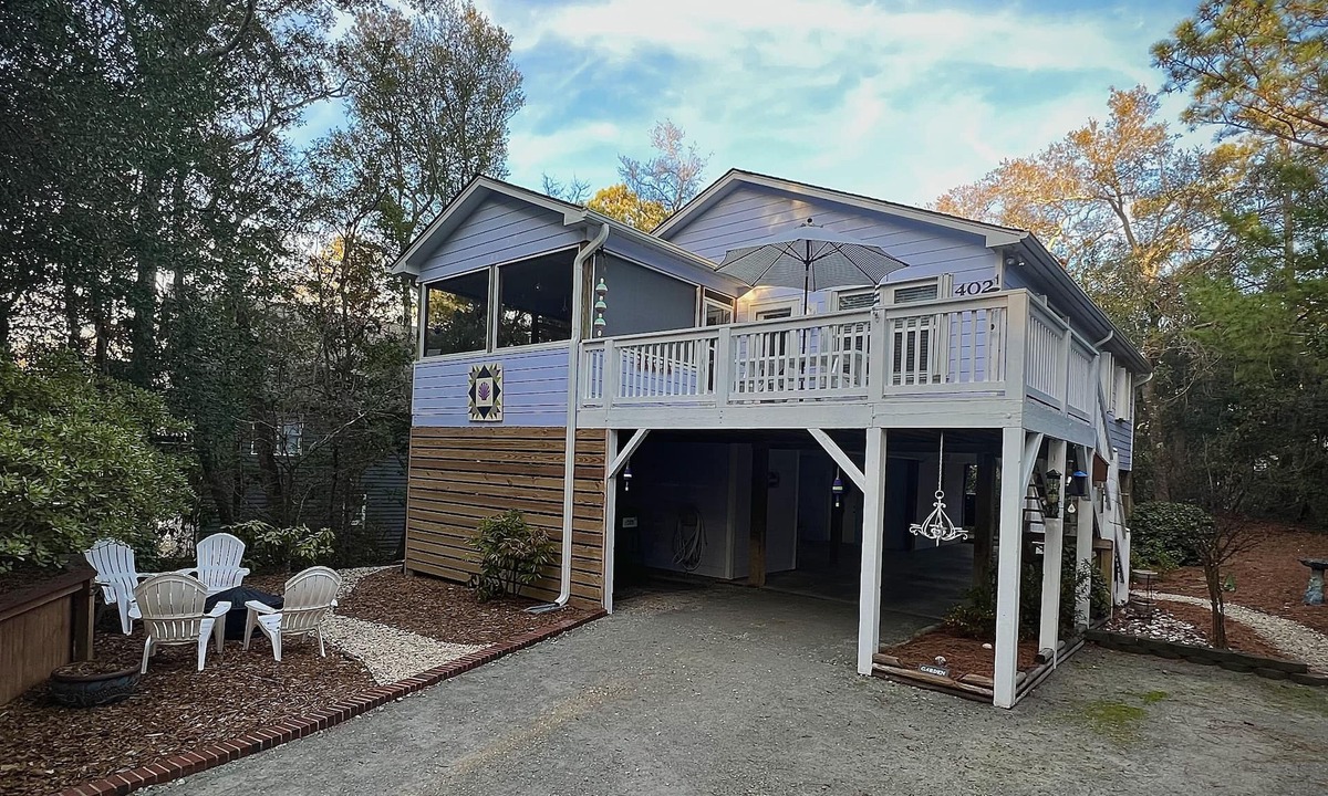 Emerald Isle Cottage | Charming Soundside Home including Golf Cart, Kayaks, Bikes & Linens-Emerald Isle
