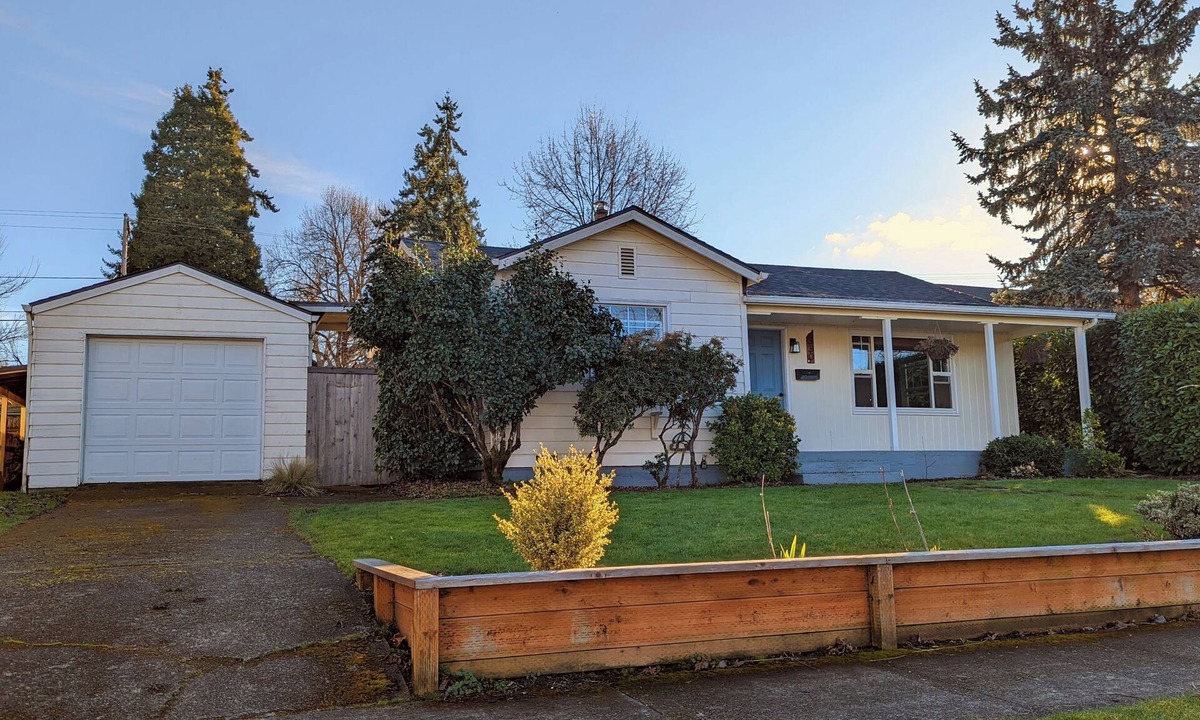 Southeast Eugene House | Charming South Eugene home, huge yard! Pet friendly!