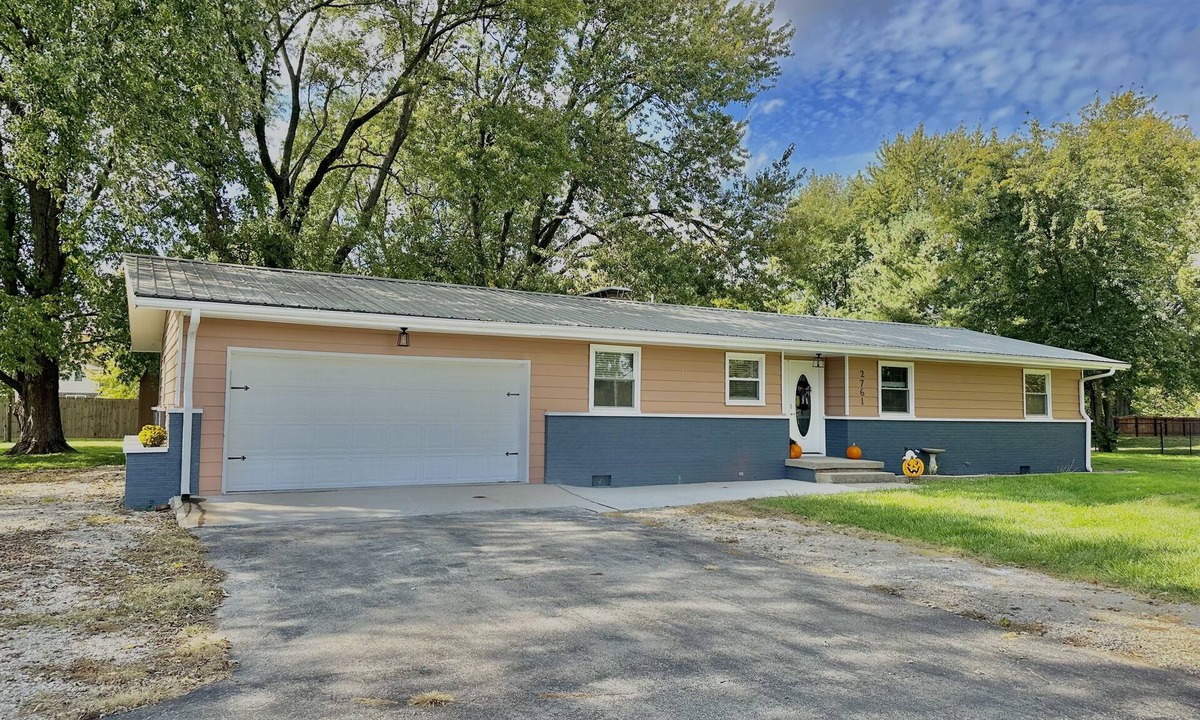 Shelbyville House | Charming Spacious Get Away