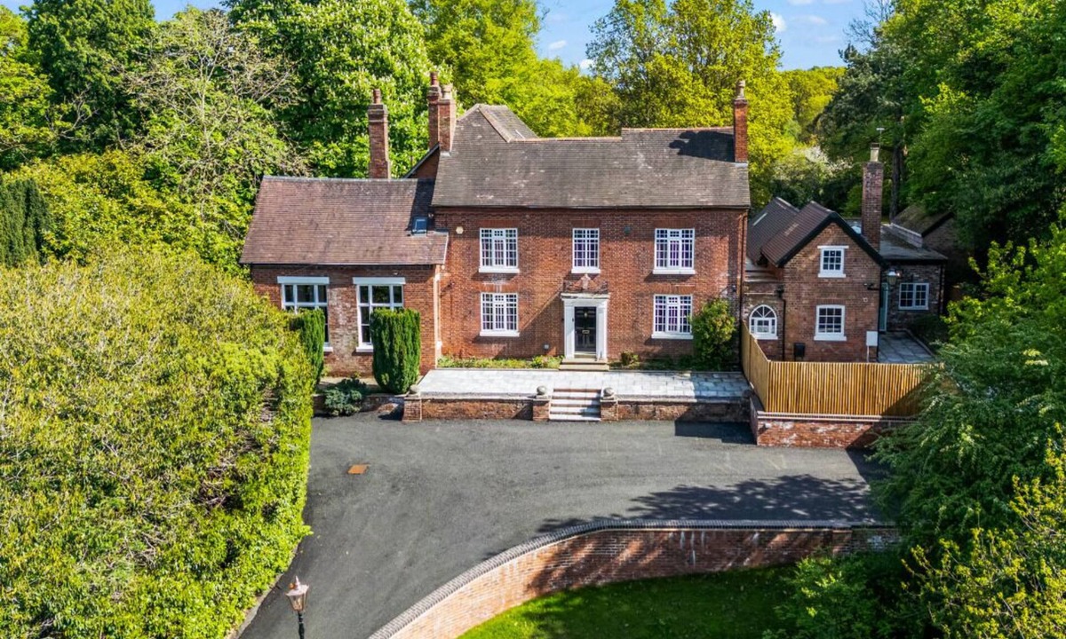 Blakedown House | Charming,Spacious Manor House with Lake&Pool Table