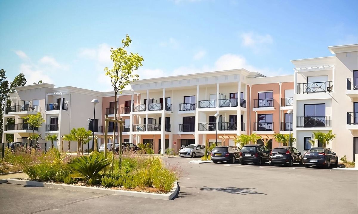 La Baule-Escoublac Hotel | Charming Studio Near La Baule Beach, Shops & Local Cafés