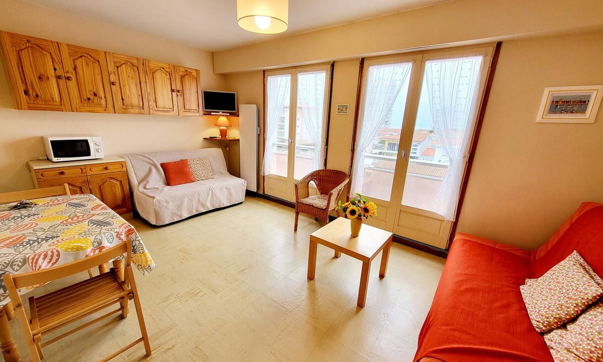 Les Sables d'Olonne Apartment | Charming Studio 50m from Harbor, Near Beach and Shops, 4th Floor with Lift