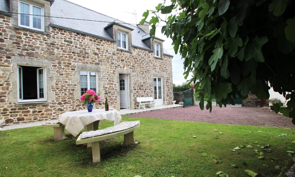 Teurtheville-Bocage Cottage | Charming stone house with private garden, pets allowed