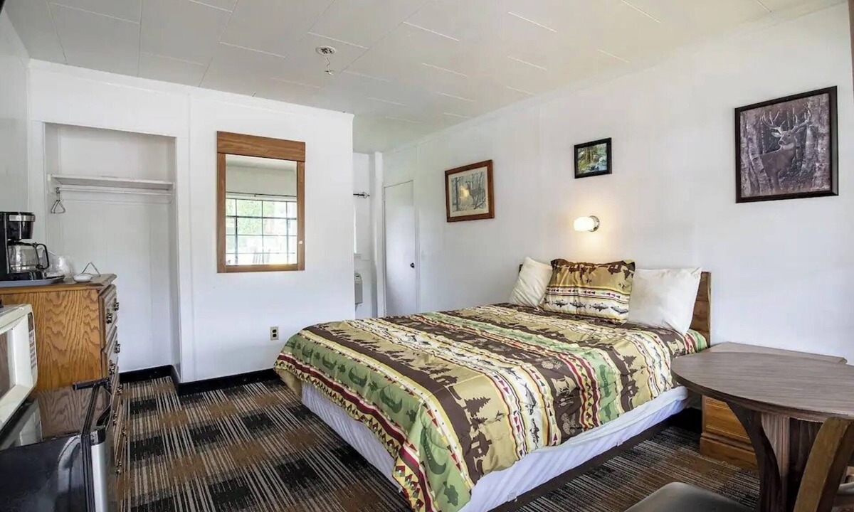 Cherokee Hotel | Charming Stay by the River – Perfect for Couples’ Escapes & Scenic Relaxation