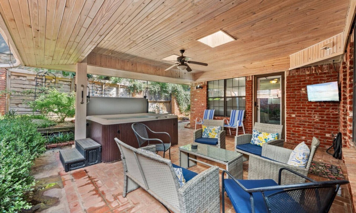 Quail Creek House | Charming Stay | Hot Tub, Patio & Antique Charm