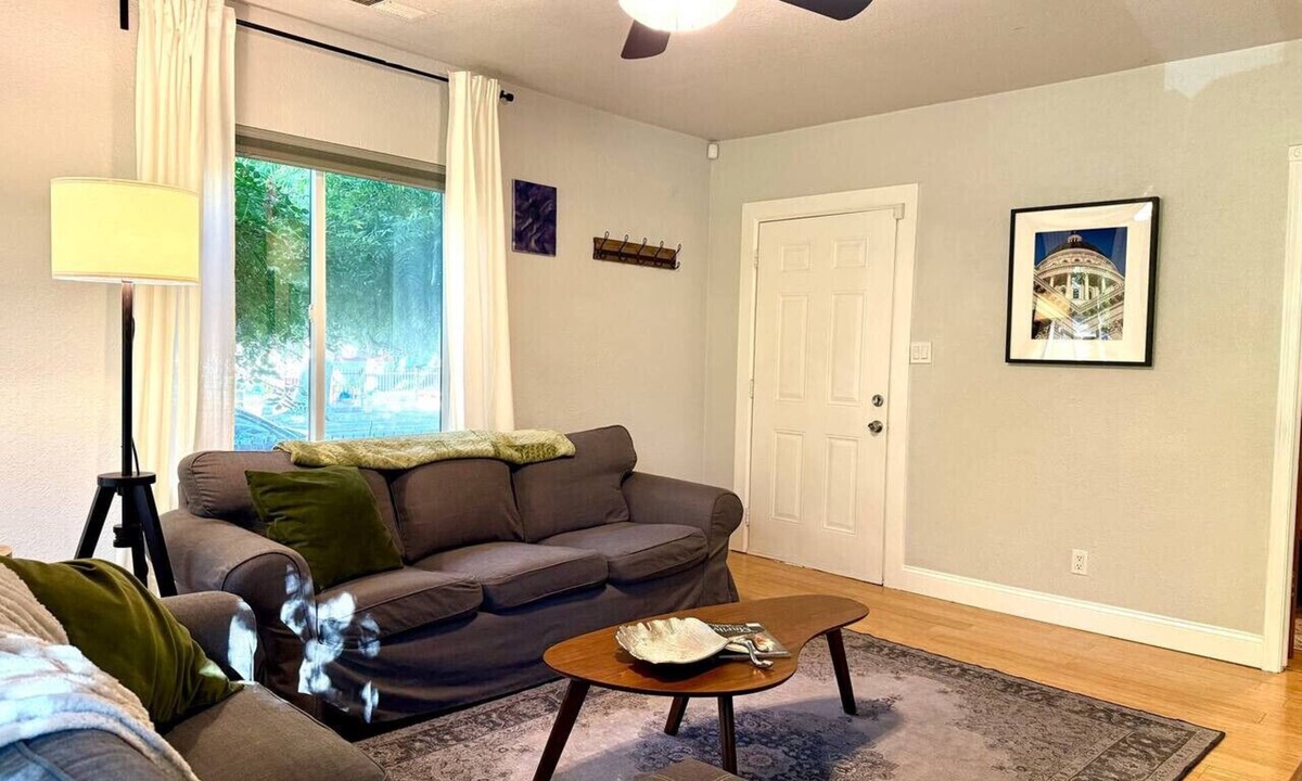 North Oak Park House | Charming stay near UC Davis Medical Center