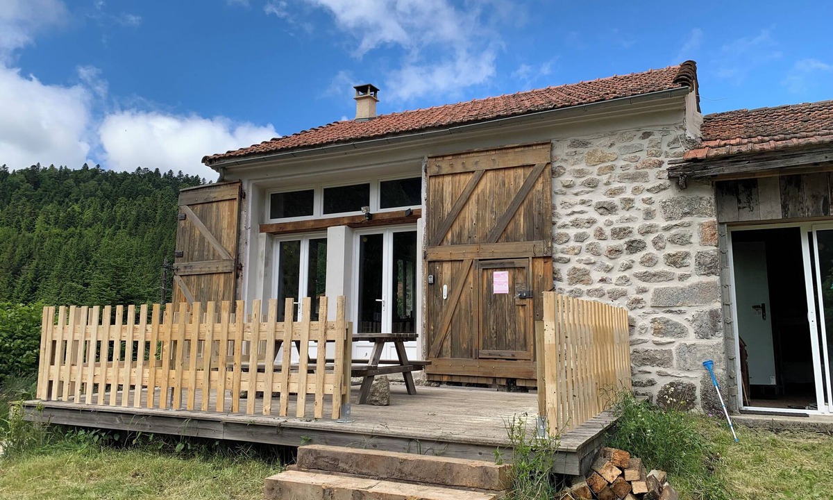 Borne House | Charming stone and wood cottage