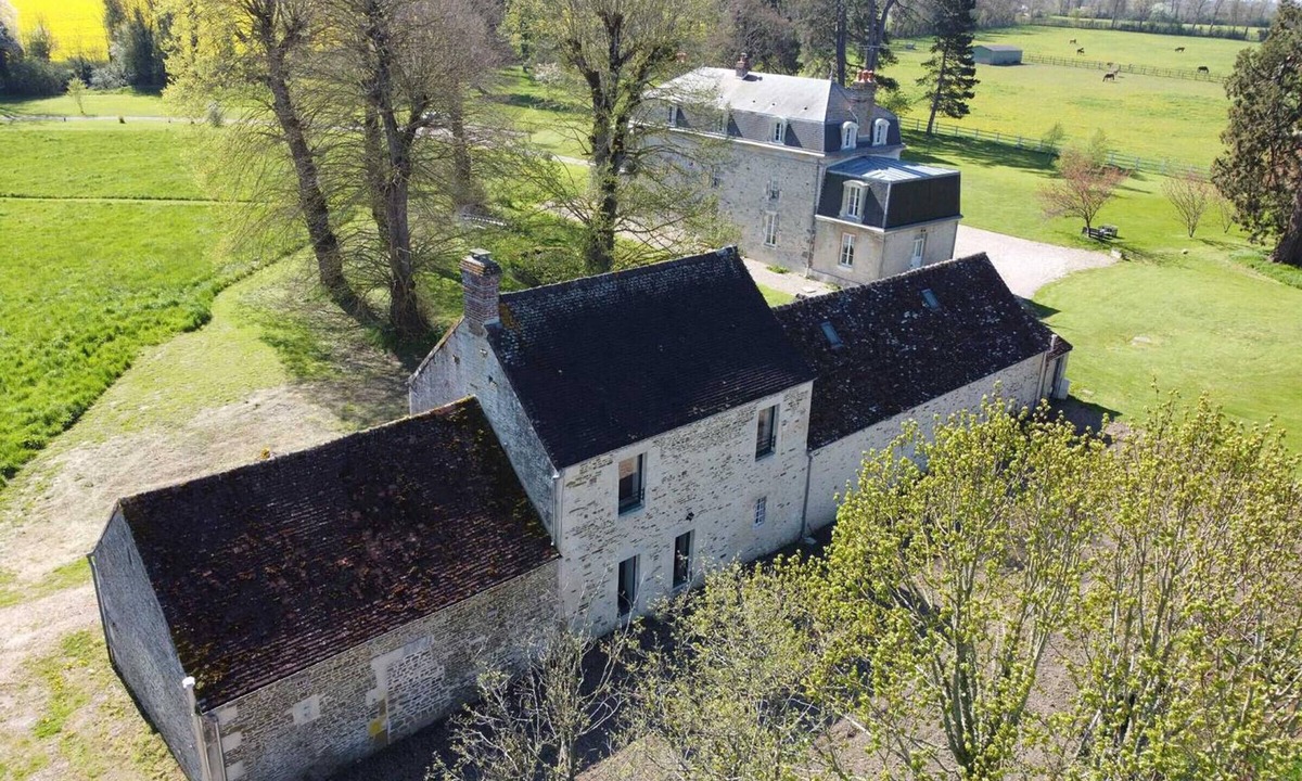Neuvy-au-Houlme Cottage | Charming stone house with garden, perfect for a nature escape with Wi-Fi included