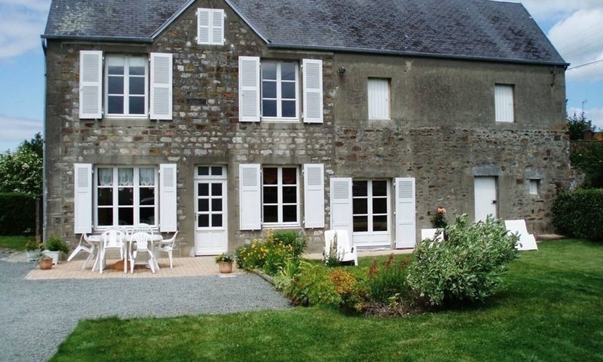 Annoville Cottage | Charming stone house with fireplace and enclosed garden - Pets allowed