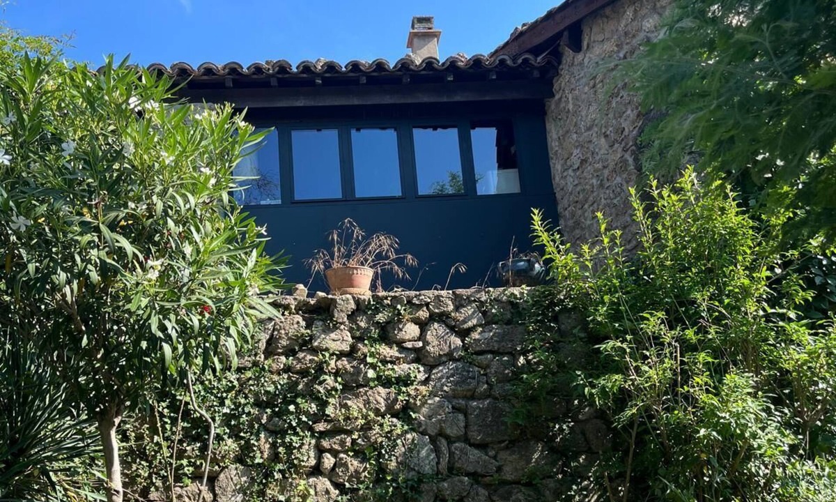 Laboule House | Charming stone house with secluded interior terraces