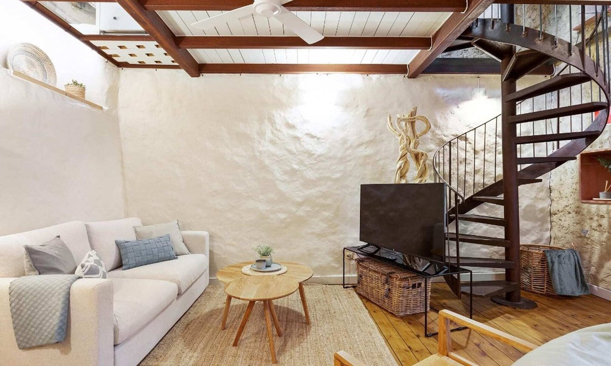 Vilaur House | Charming Stone House near Beach Retreat