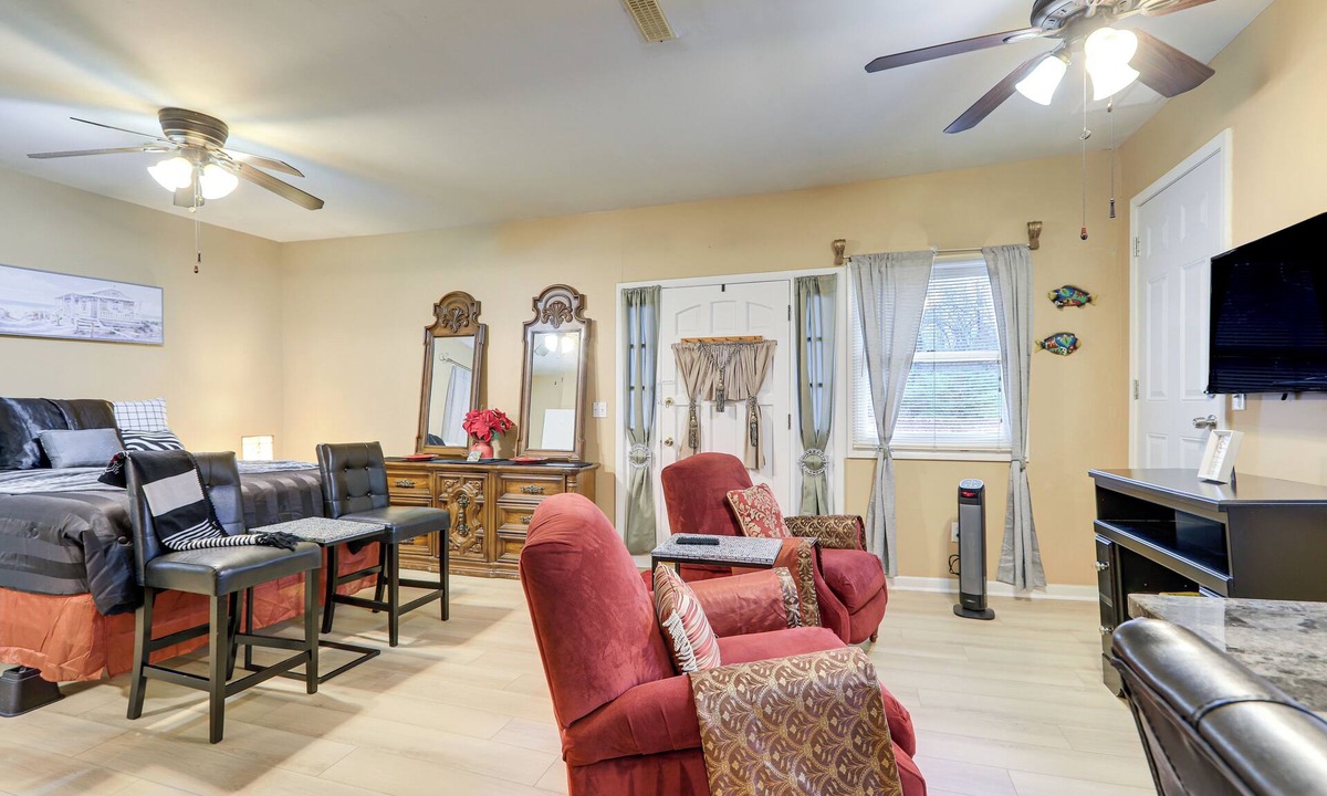 Stone Mountain Apartment | Charming Stone Mountain Studio: Deck & No Steps