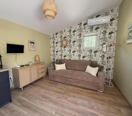 La Roque-d'Antheron Apartment | Charming studio with private terrace