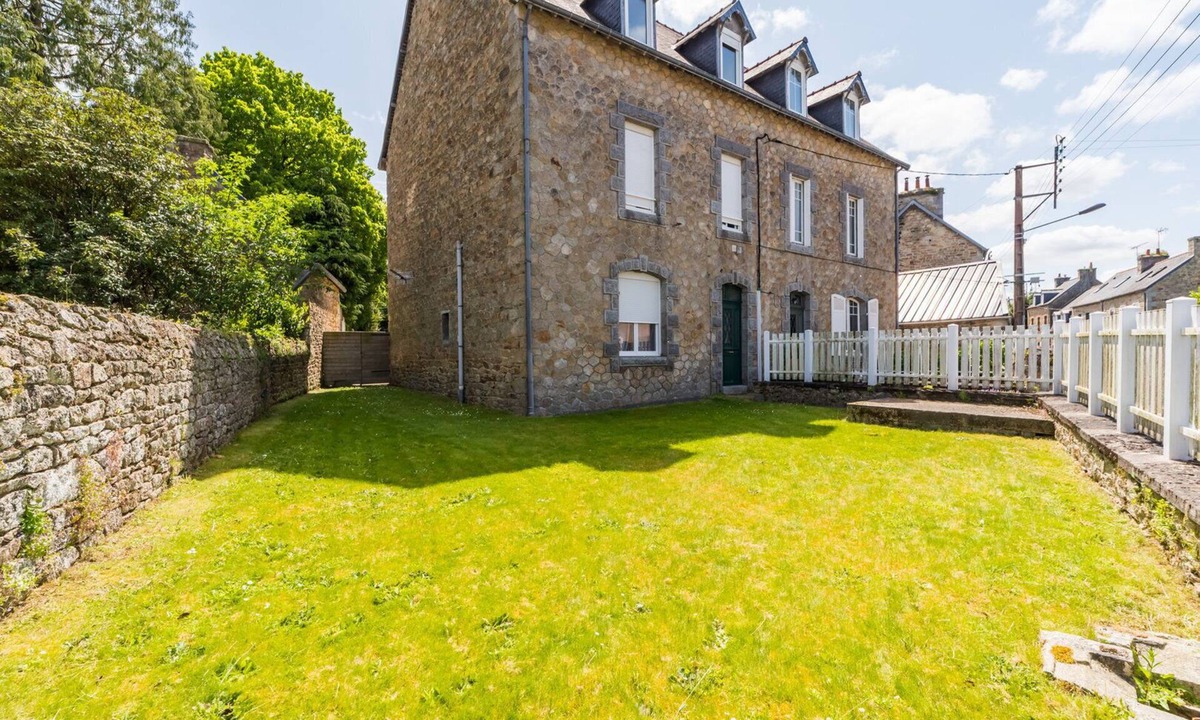 Guingamp Apartment | Charming studio apartment in a bourgeois house